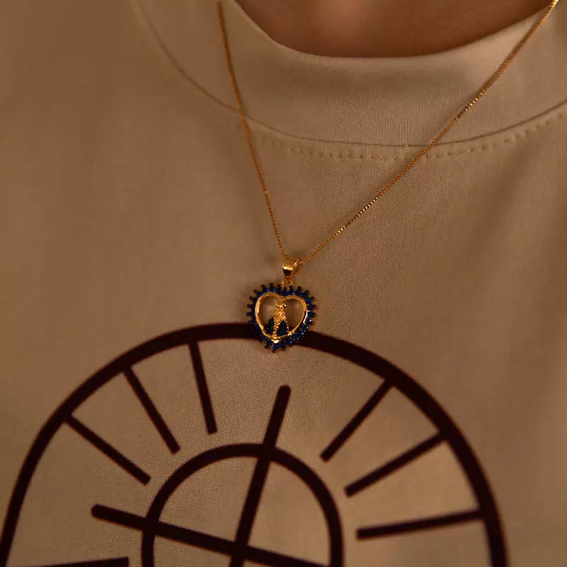 Colar Nossa Senhora Aparecida com Coração e Zircônias Azuis Ouro 14k – Pingente Religioso Feminino Premium