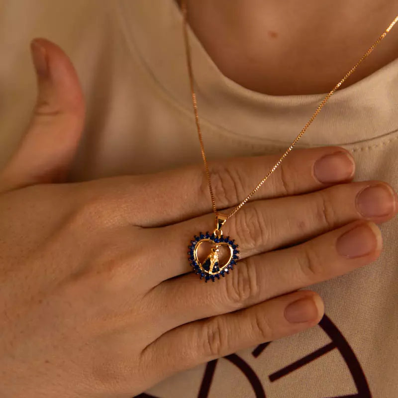 Colar Nossa Senhora Aparecida com Coração e Zircônias Azuis Ouro 14k – Pingente Religioso Feminino Premium