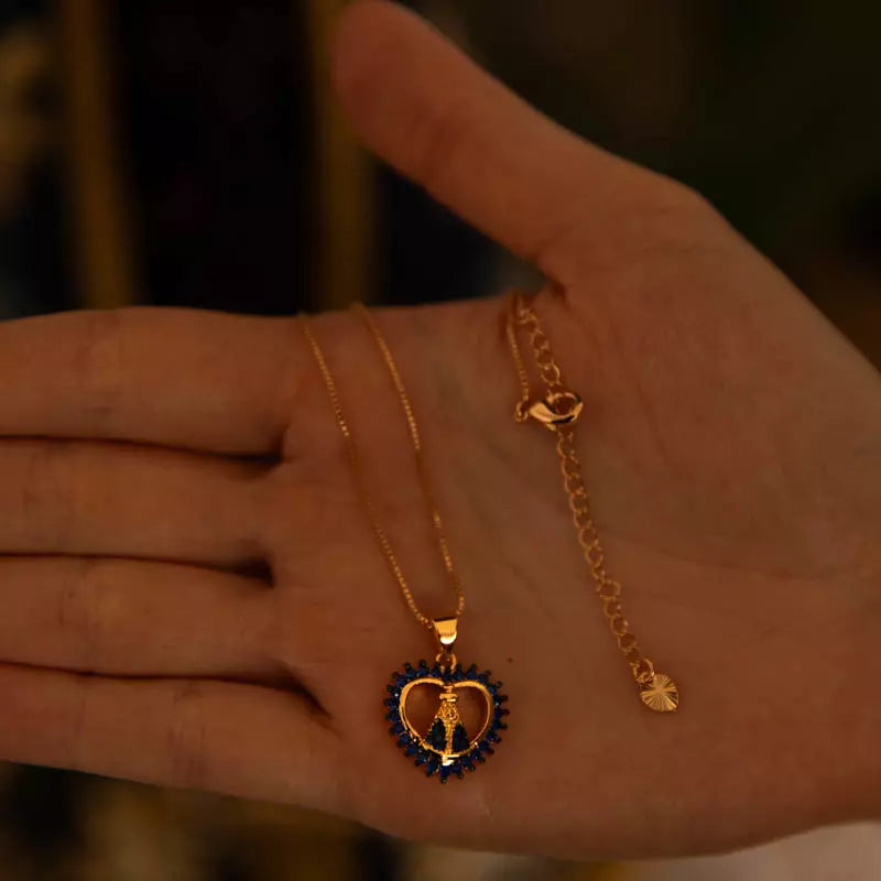 Colar Nossa Senhora Aparecida com Coração e Zircônias Azuis Ouro 14k – Pingente Religioso Feminino Premium