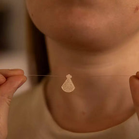 Colar Nossa Senhora Aparecida de Madrepérola no fio de nylon