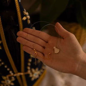 Colar Nossa Senhora Aparecida de Madrepérola no fio de nylon