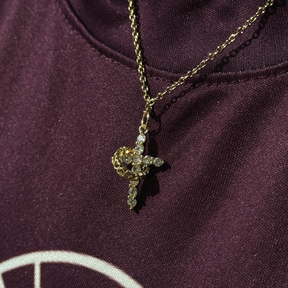 Colar Cruz com Coração Giratório Ouro ou Prata – Pingente Religioso Feminino com Zircônias