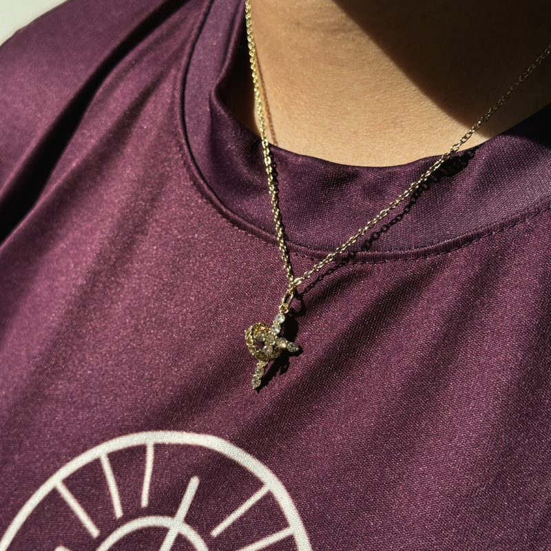 Colar Cruz com Coração Giratório Ouro ou Prata – Pingente Religioso Feminino com Zircônias