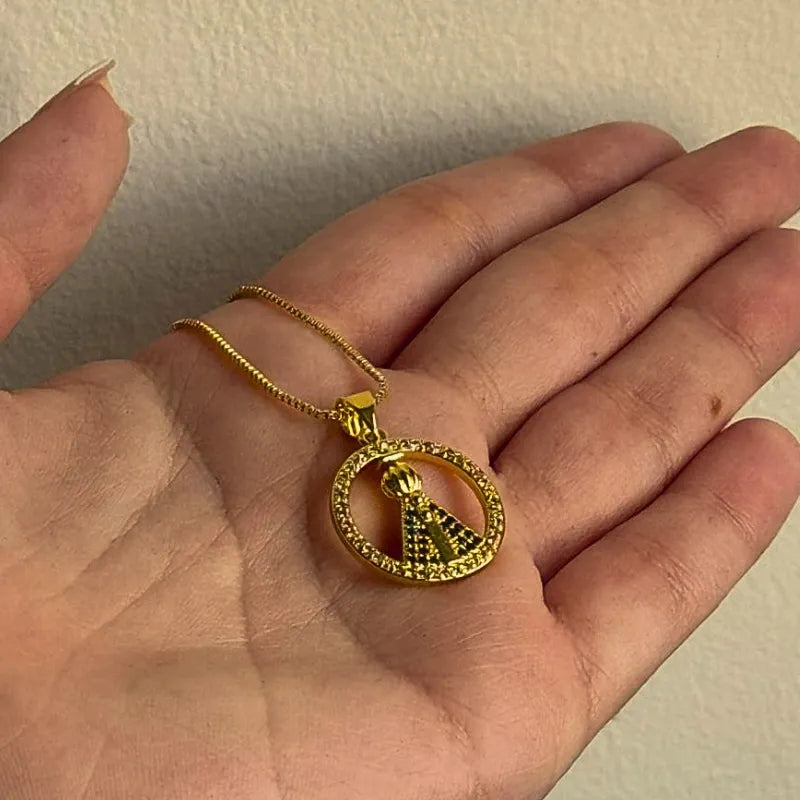 Colar Nossa Senhora Aparecida com Zircônias Ouro – Colar Religioso Feminino Delicado