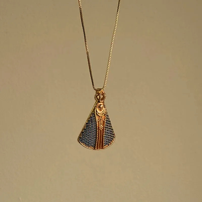 Colar Nossa Senhora Aparecida Clássica com Zircônias Azuis Ouro – Colar Religioso Feminino