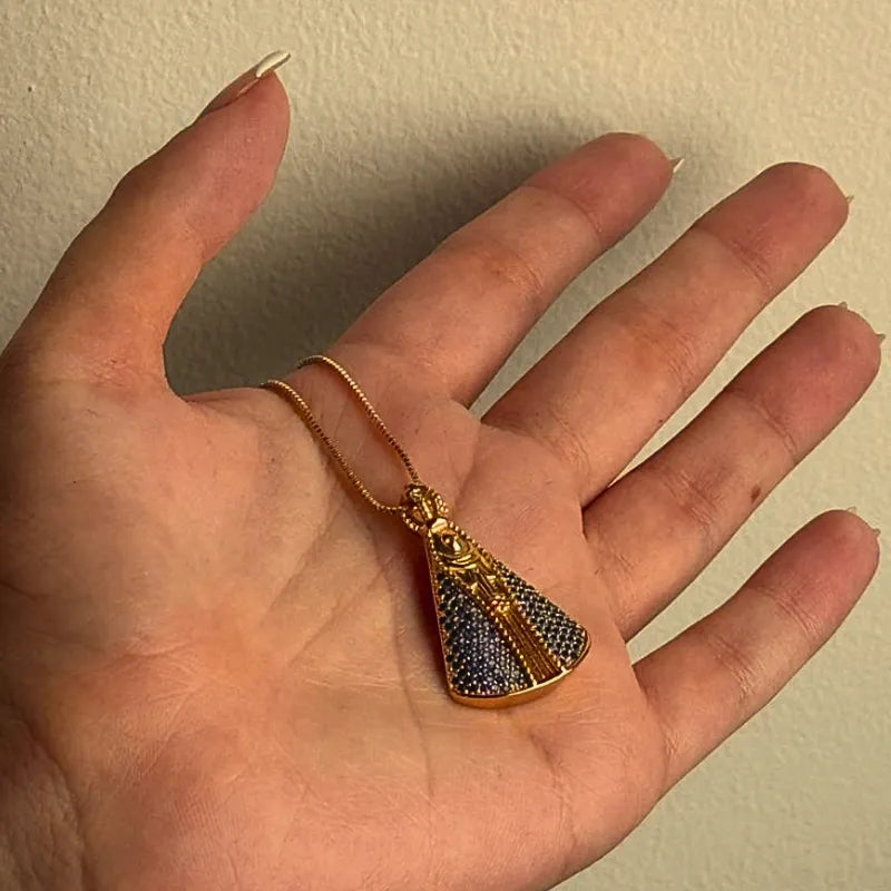 Colar Nossa Senhora Aparecida Clássica com Zircônias Azuis Ouro – Colar Religioso Feminino