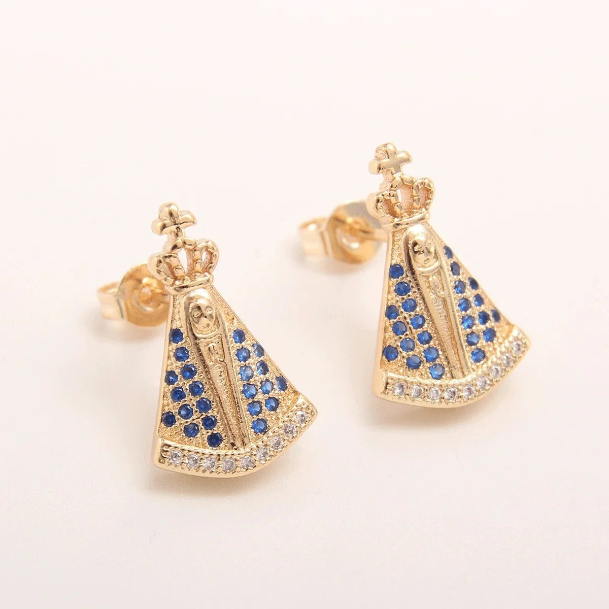 Brinco Nossa Senhora Aparecida com Zircônias Azuis Ouro 14k – Brinco Religioso Feminino Delicado