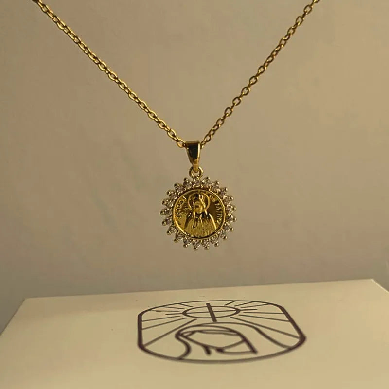 Colar Medalha Nossa Senhora Aparecida com Zircônias Ouro – Colar Religioso Feminino Delicado