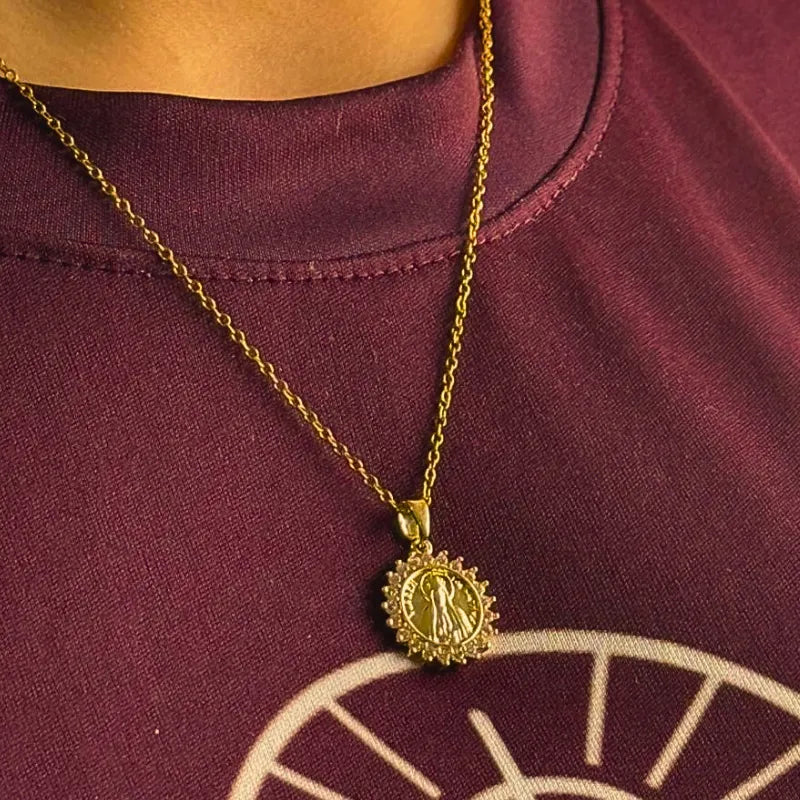 Colar Medalha Nossa Senhora Aparecida com Zircônias Ouro – Colar Religioso Feminino Delicado