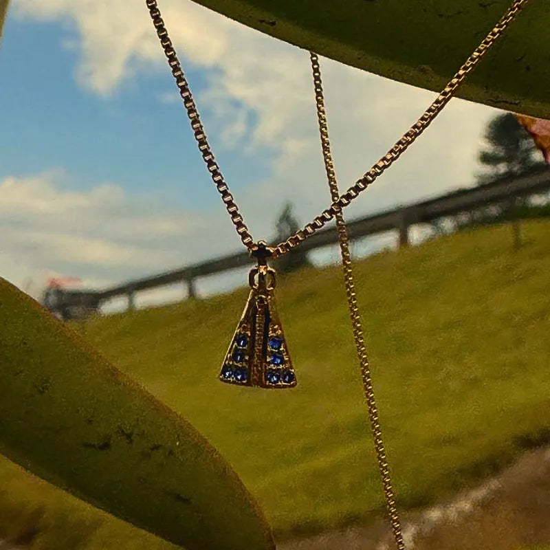 Colar Mini Nossa Senhora Aparecida com Zircônias Ouro – Colar Religioso Feminino Delicado