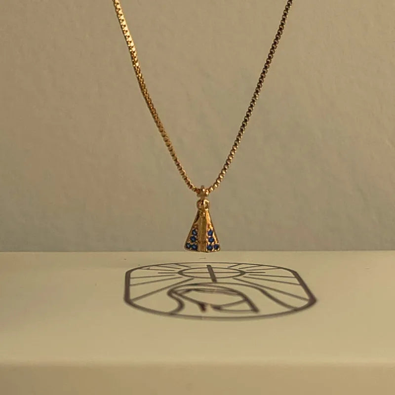 Colar Mini Nossa Senhora Aparecida com Zircônias Ouro – Colar Religioso Feminino Delicado