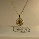 Colar Nossa Senhora Aparecida com Pérolas e Zircônias Ouro – Colar Religioso Feminino Elegante