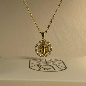 Colar Nossa Senhora Aparecida com Pérolas e Zircônias Ouro – Colar Religioso Feminino Elegante