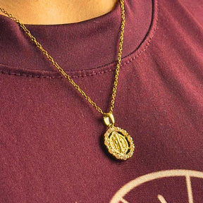 Colar Nossa Senhora Aparecida com Pérolas e Zircônias Ouro – Colar Religioso Feminino Elegante