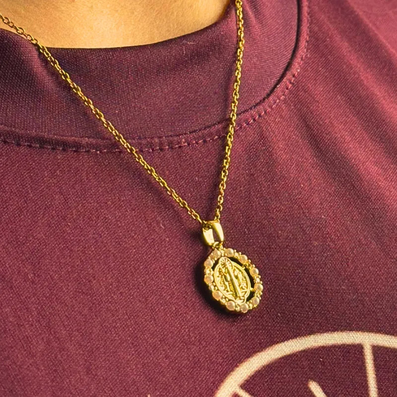 Colar Nossa Senhora Aparecida com Pérolas e Zircônias Ouro – Colar Religioso Feminino Elegante