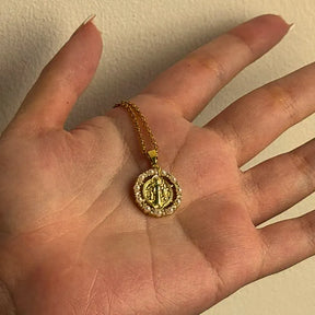 Colar Nossa Senhora Aparecida com Pérolas e Zircônias Ouro – Colar Religioso Feminino Elegante