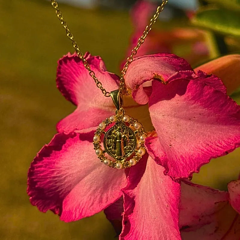 Colar Nossa Senhora Aparecida com Pérolas e Zircônias Ouro – Colar Religioso Feminino Elegante