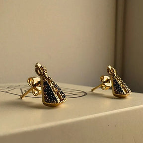 Brinco Mini Nossa Senhora Aparecida com Zircônias Azuis Ouro – Brinco Religioso Feminino Delicado