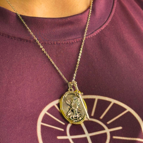 Colar São Miguel Arcanjo com Espada Prata e Ouro – Pingente Religioso de Proteção Espiritual