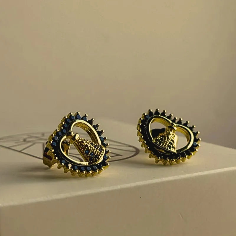 Brinco Coração Nossa Senhora Aparecida com Zircônias Azuis Ouro – Brinco Religioso Feminino Elegante