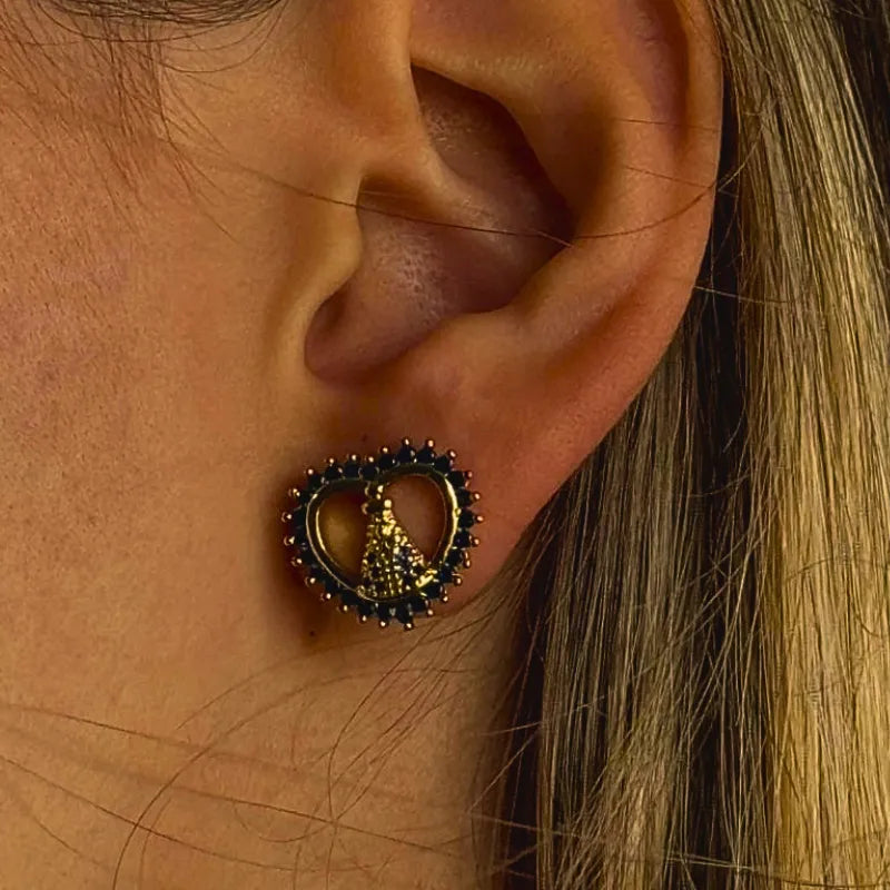 Brinco Coração Nossa Senhora Aparecida com Zircônias Azuis Ouro – Brinco Religioso Feminino Elegante