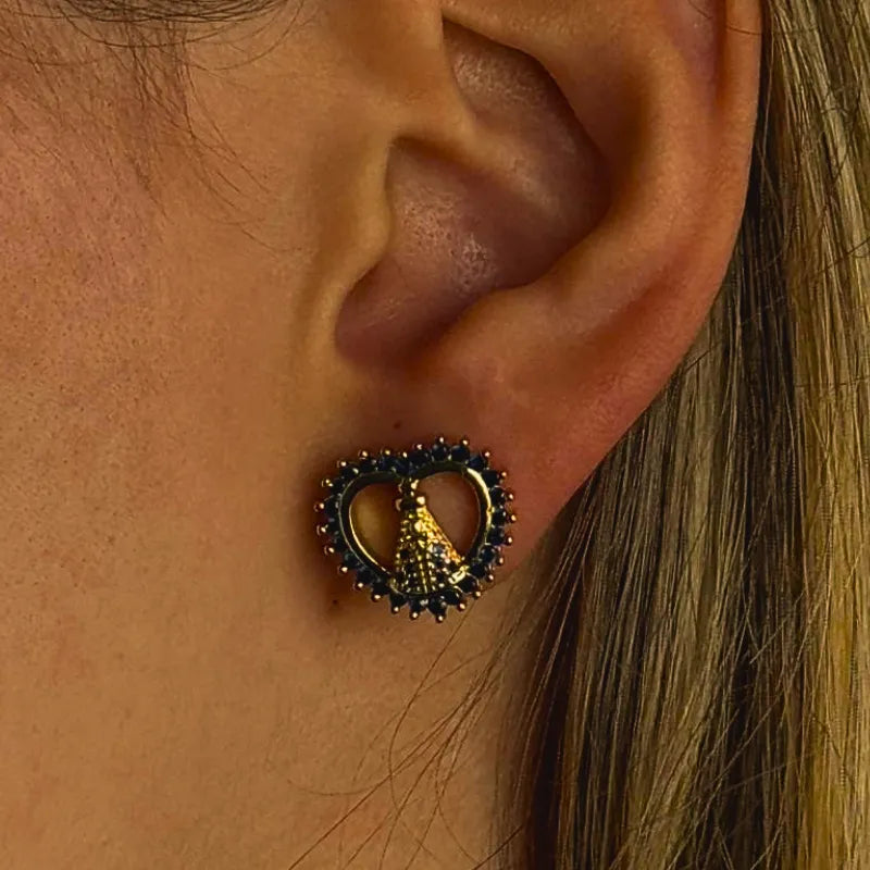 Brinco Coração Nossa Senhora Aparecida com Zircônias Azuis Ouro – Brinco Religioso Feminino Elegante
