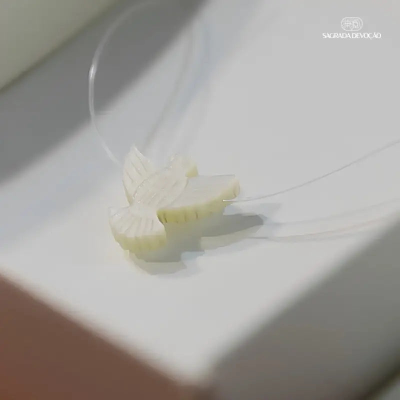 Colar Espírito Santo de Madrepérola no fio de nylon