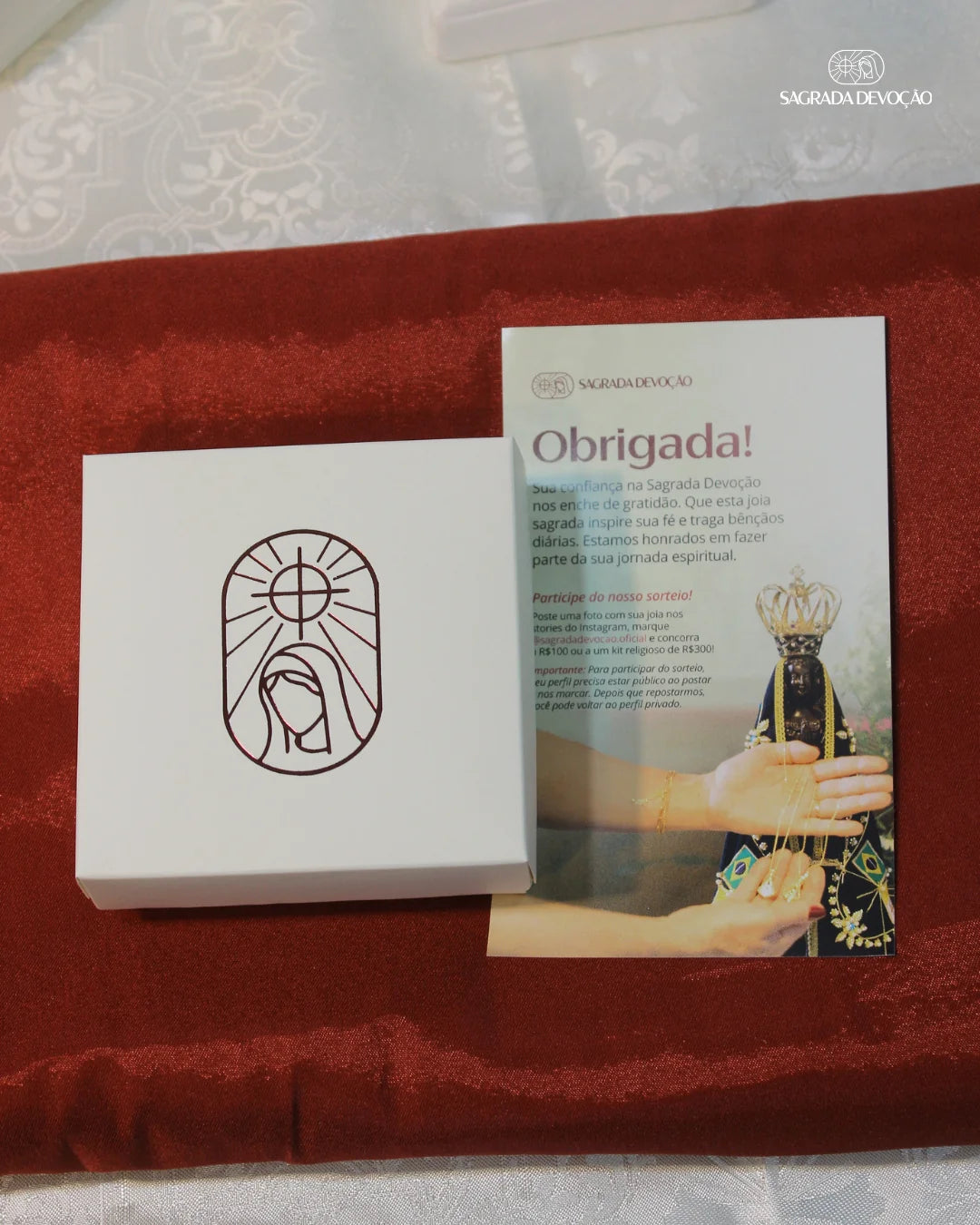 Colar Nossa Senhora Aparecida de Madrepérola no fio de nylon
