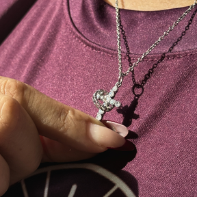 Colar Cruz com Coração Giratório Ouro ou Prata – Pingente Religioso Feminino com Zircônias