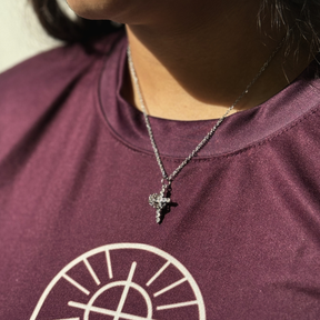 Colar Cruz com Coração Giratório Ouro ou Prata – Pingente Religioso Feminino com Zircônias