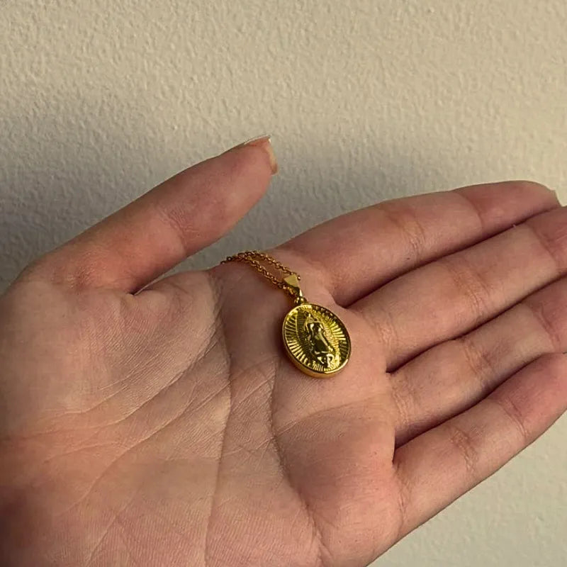 Colar Nossa Senhora de Guadalupe Ouro – Pingente Religioso Feminino Delicado