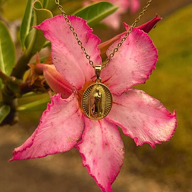Colar Nossa Senhora de Guadalupe Ouro – Pingente Religioso Feminino Delicado