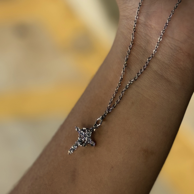 Colar Cruz com Coração Giratório Ouro ou Prata – Pingente Religioso Feminino com Zircônias