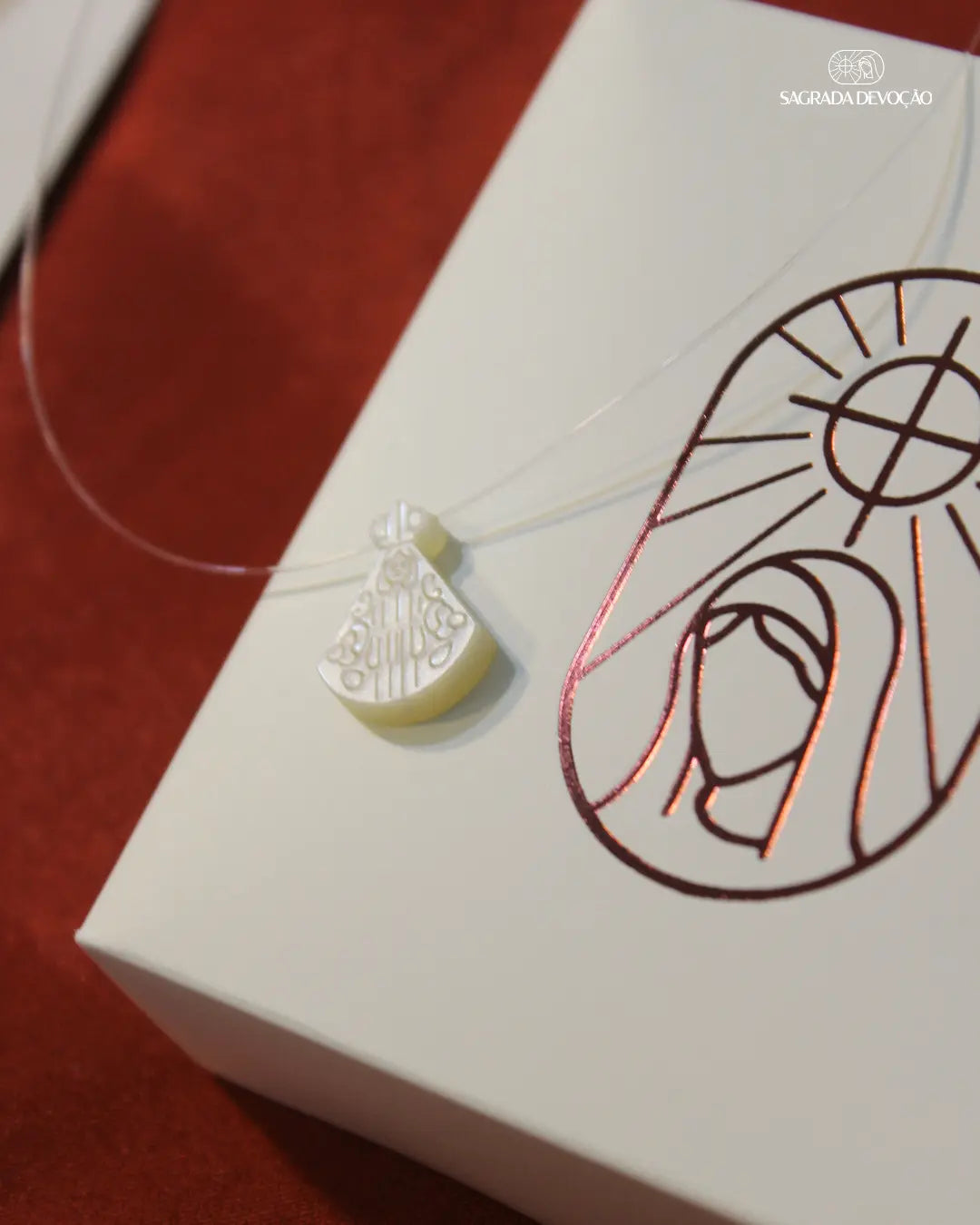 Colar Nossa Senhora Aparecida de Madrepérola no fio de nylon