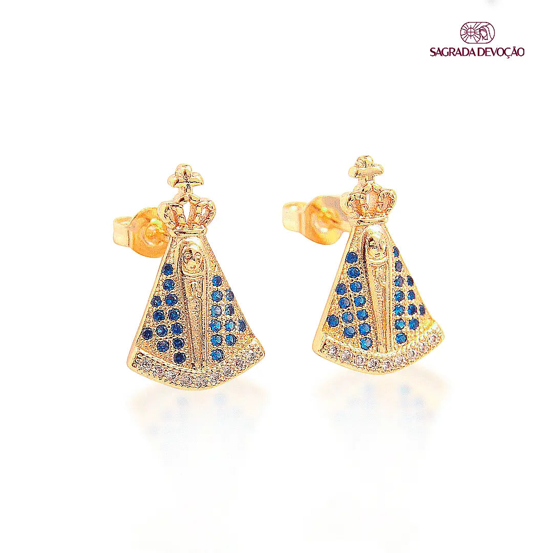 Brinco Nossa Senhora Aparecida com Zircônias Azuis Ouro 14k – Brinco Religioso Feminino Delicado