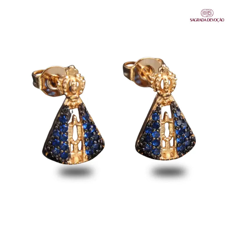 Brinco Mini Nossa Senhora Aparecida com Zircônias Azuis Ouro – Brinco Religioso Feminino Delicado