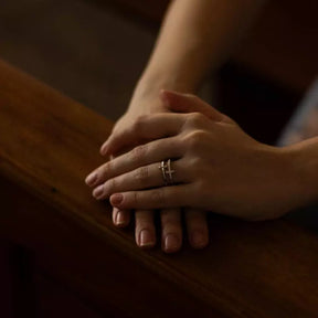 Anel de Cruz com Coração – Anel Religioso Feminino (Ajustável)