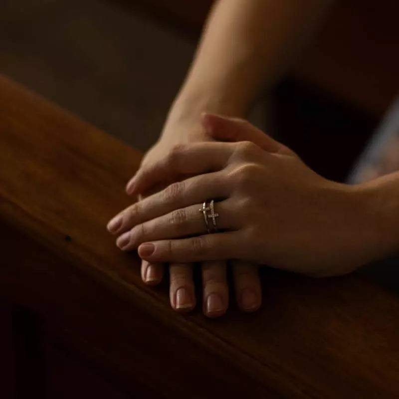 Anel de Cruz com Coração – Anel Religioso Feminino (Ajustável)