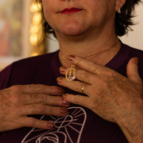 Colar Nossa Senhora Aparecida Oval com Zircônias Azuis Ouro 14k – Colar Religioso Feminino Delicado