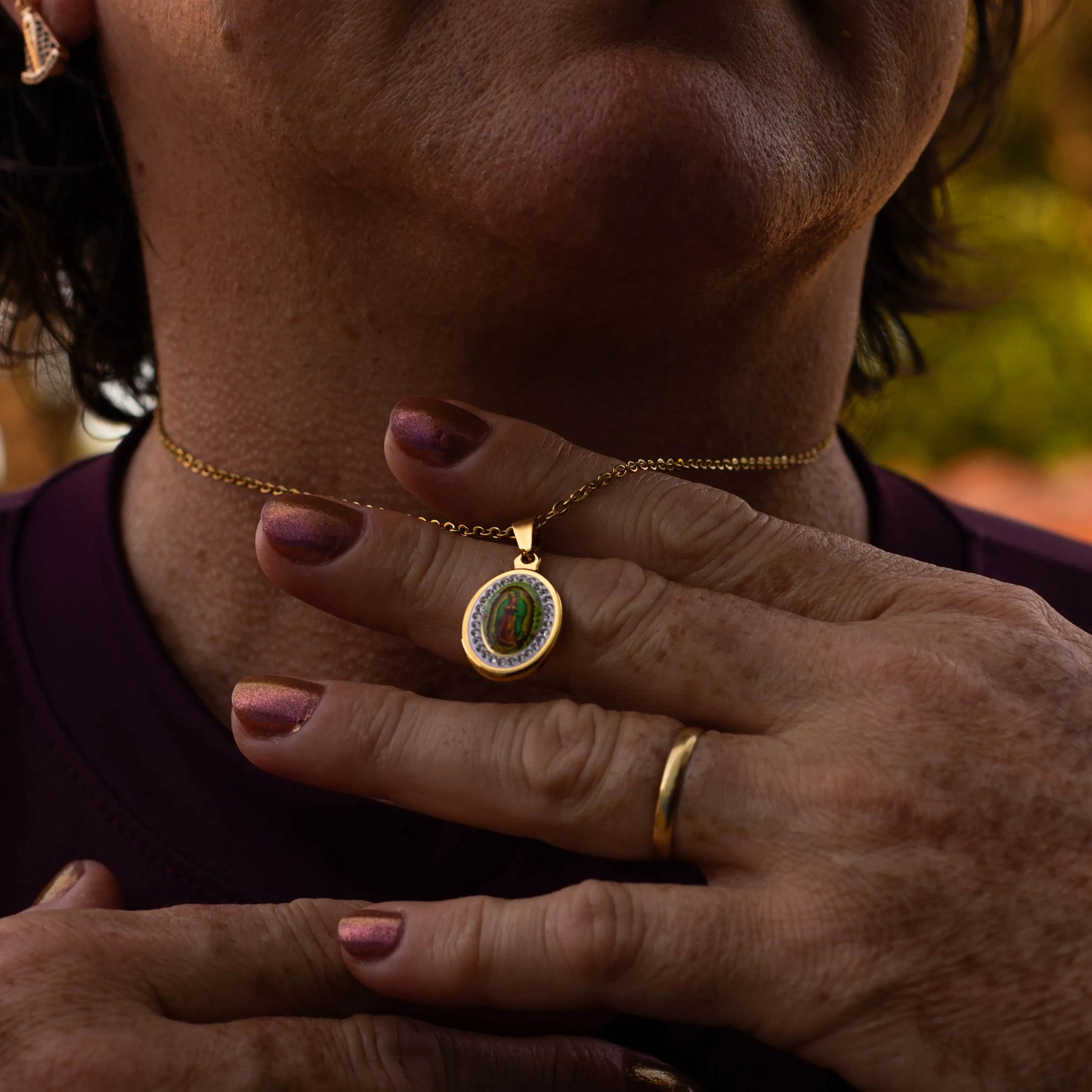 Colar Nossa Senhora de Guadalupe com Zircônias – Pingente Religioso Feminino Delicado
