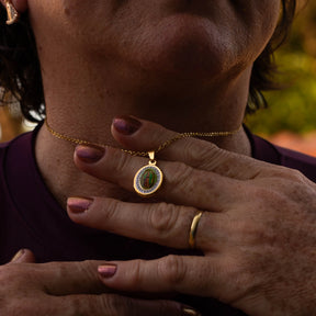 Colar Nossa Senhora de Guadalupe com Zircônias – Pingente Religioso Feminino Delicado
