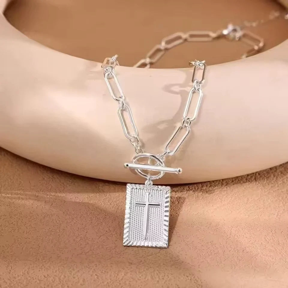 Colar Medalha de Cruz Cristã – Símbolo de Fé e Salvação Masculino e Feminino